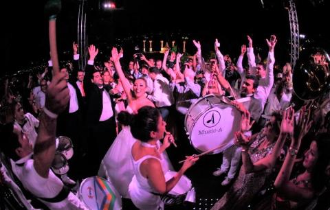 Why Wedding Couples Should Choose a Booking Agency for Live Entertainment